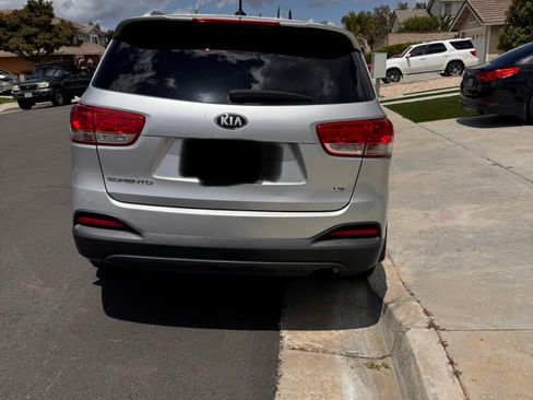 Used 2017 Kia Sorento LX FWD image 2