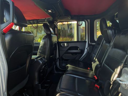 Used 2018 Jeep Wrangler Unlimited Sahara image 6