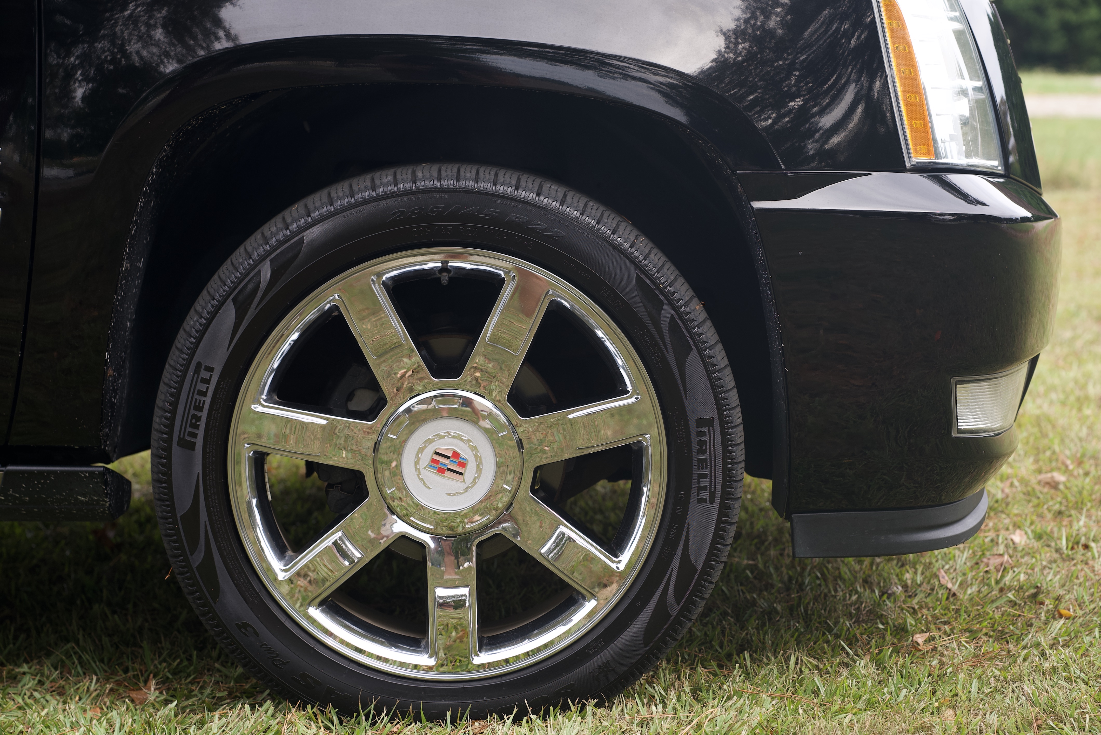 Used 2011 Cadillac Escalade Premium AWD/4WD image 12