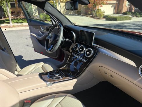 Used 2017 Mercedes-Benz GLC 300 image 4