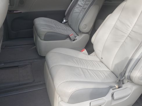Used 2011 Toyota Sienna Limited image 10