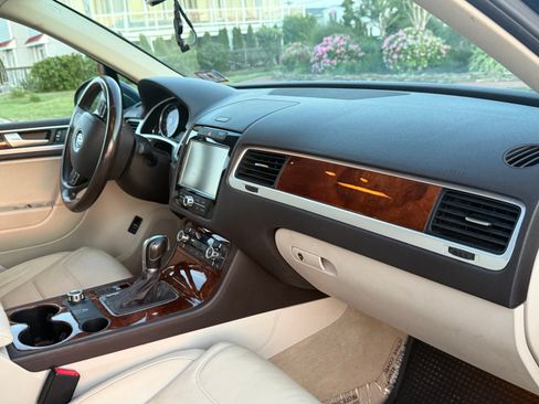 Used 2014 Volkswagen Touareg TDI AWD/4WD image 9