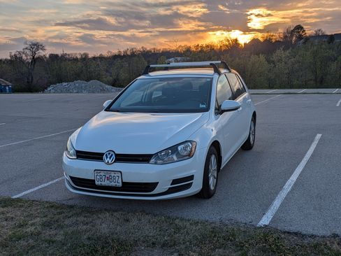 Used 2017 Volkswagen Golf S image 2