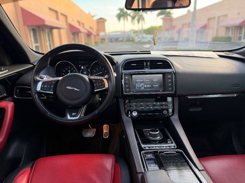 Used 2018 Jaguar F-PACE R-Sport image 21