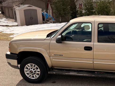 Used 2005 Chevrolet Silverado 2500 LS image 2
