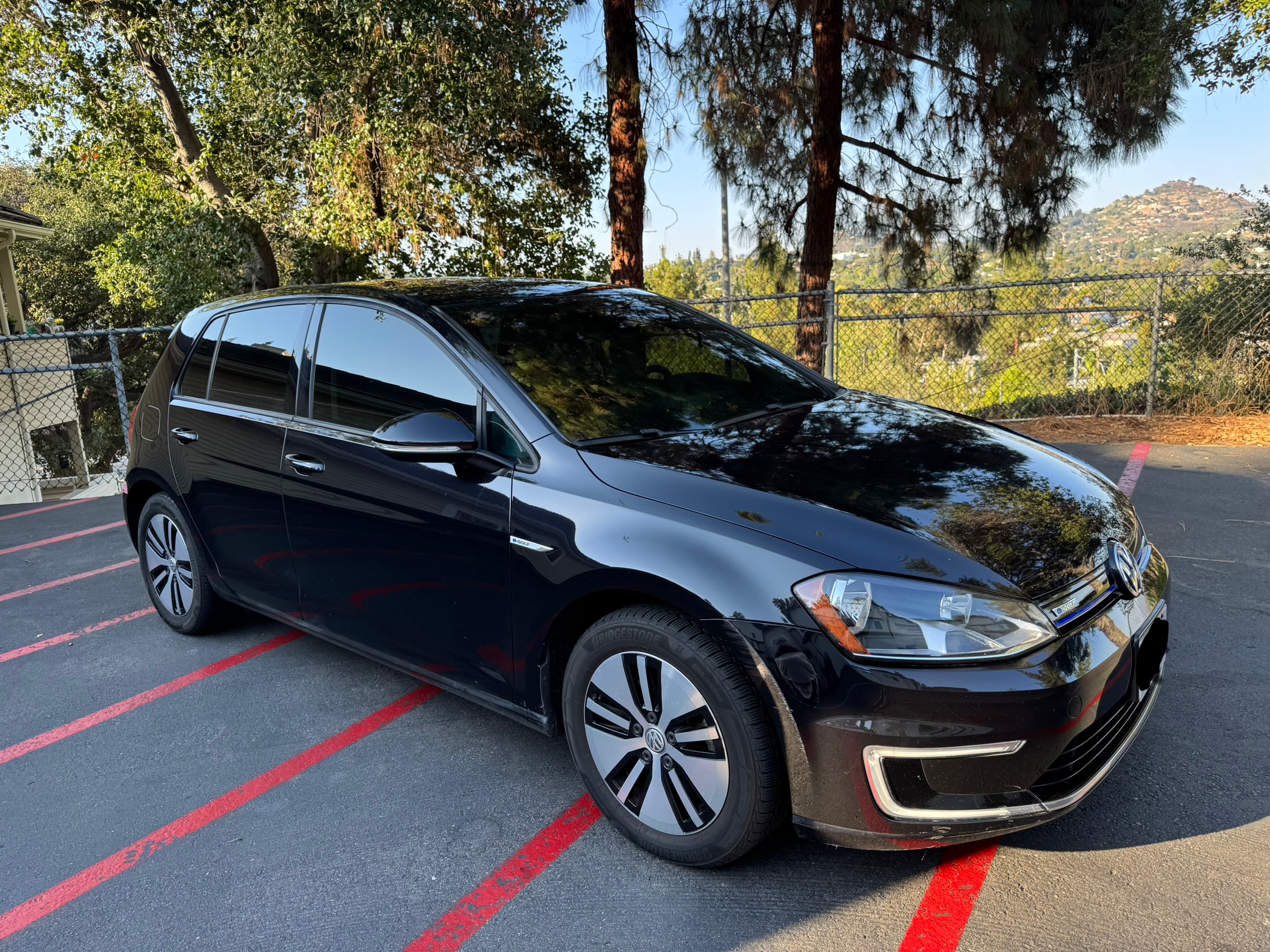 Used 2016 Volkswagen e-Golf SE w/ DC Fast Charging Package FWD image 2