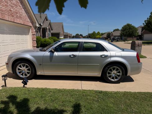 Used 2007 Chrysler 300 C w/ Protection Group II RWD image 10