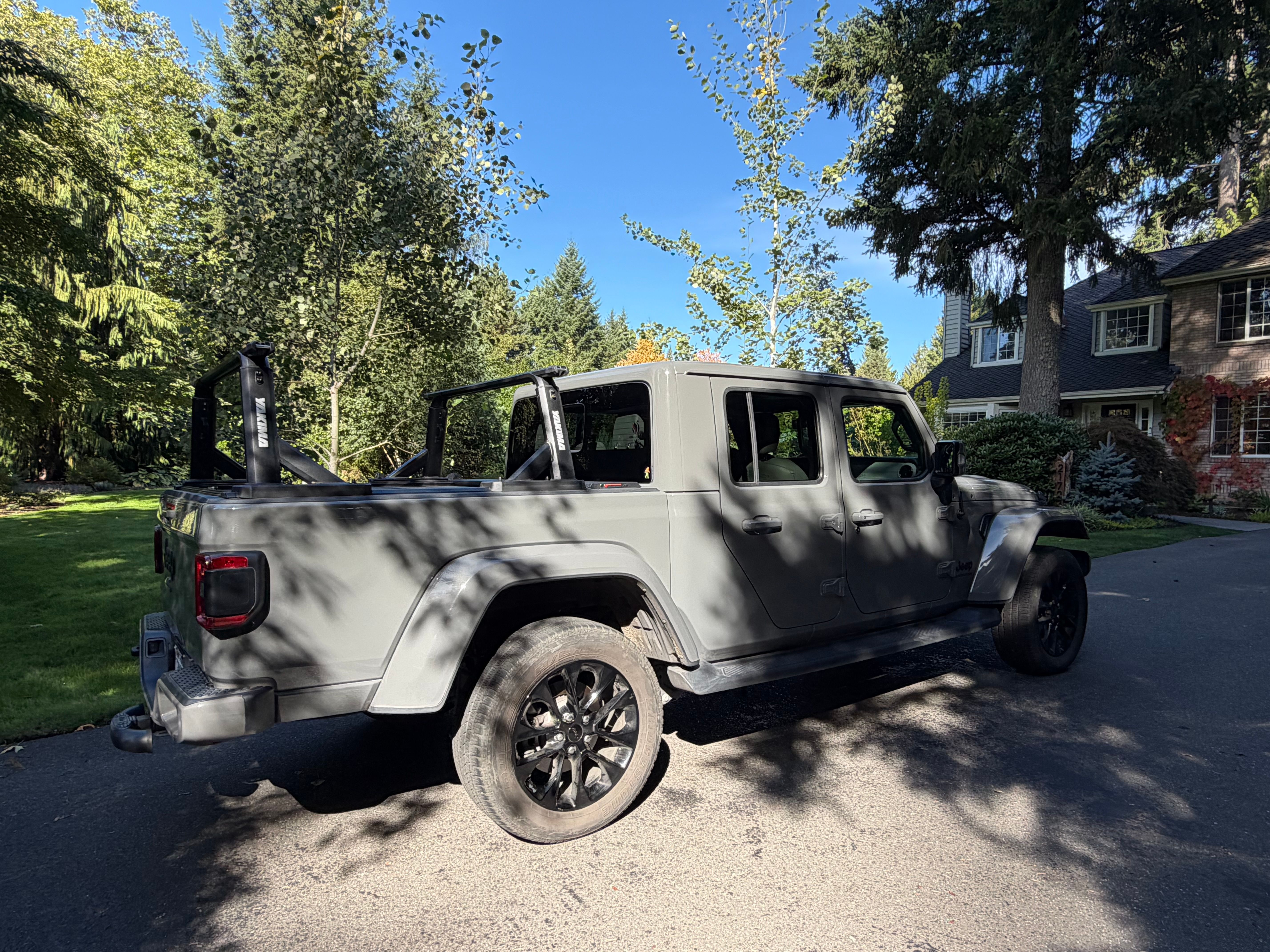 Used 2022 Jeep Gladiator Overland AWD/4WD image 2