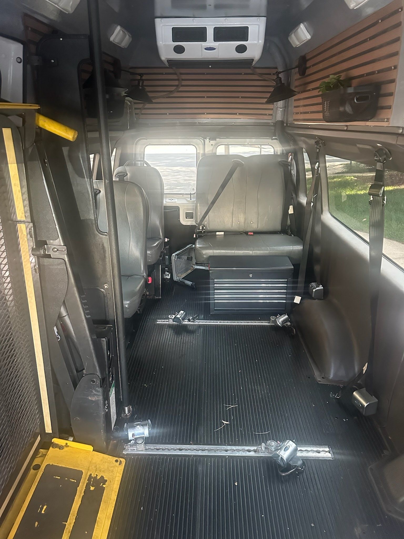 Used 2010 Ford E-350 and Econoline 350 Extended Super Duty RWD image 27