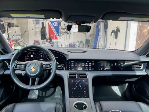 Used 2022 Porsche Taycan image 9