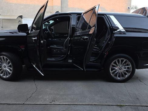 Used 2024 Cadillac Escalade Premium Luxury image 2