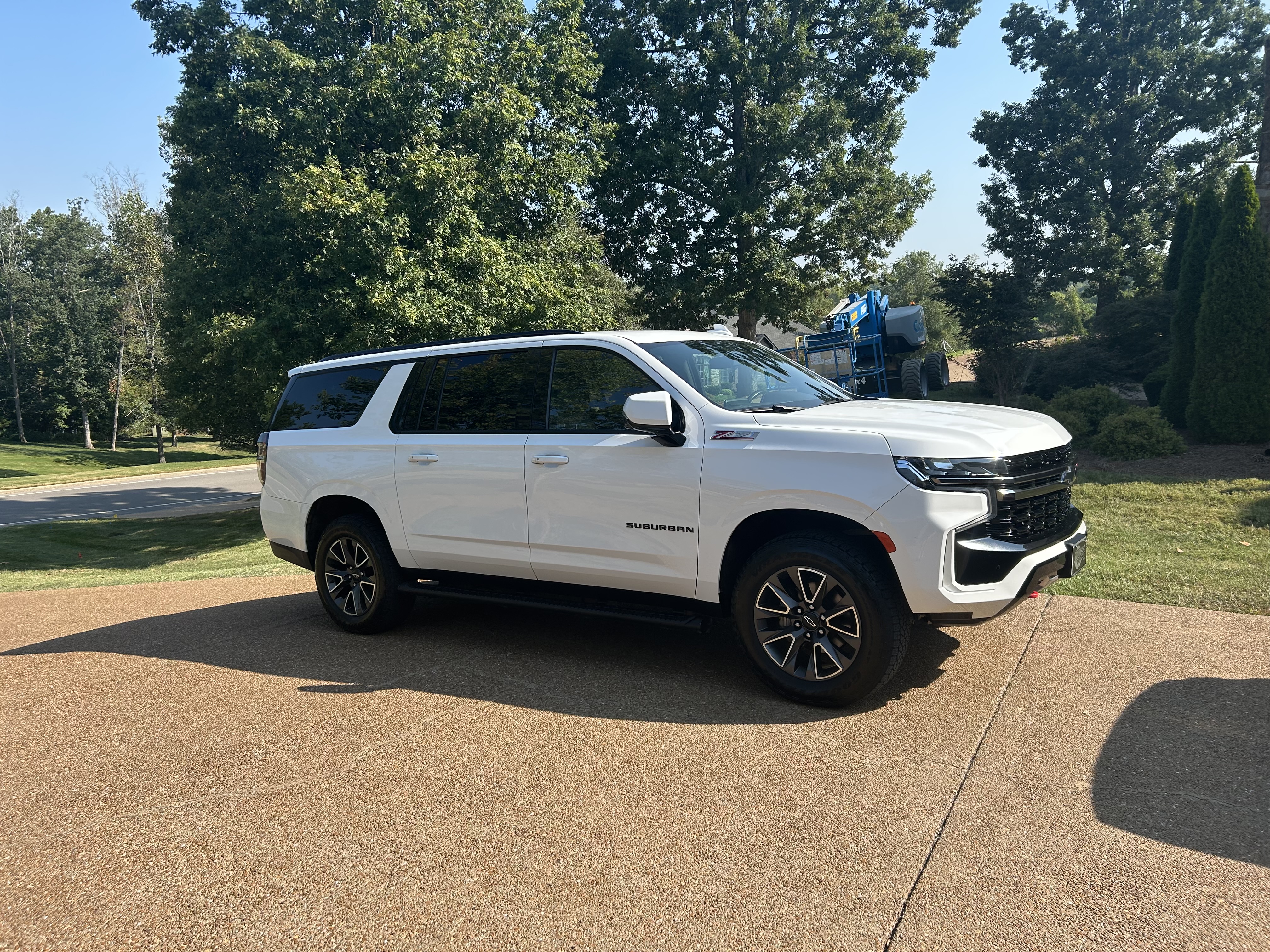 Used 2022 Chevrolet Suburban Z71 w/ Luxury Package AWD/4WD image 9