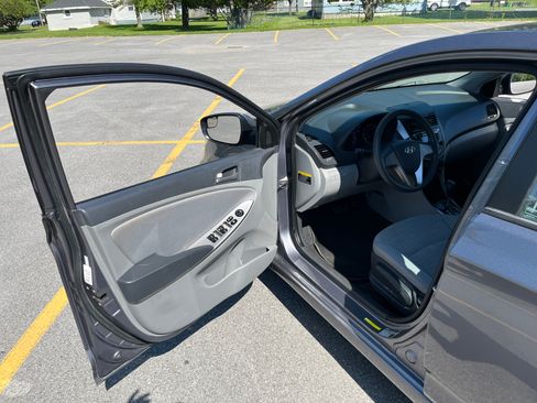 Used 2015 Hyundai Accent GLS FWD image 13