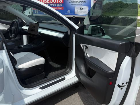 Used 2022 Tesla Model Y Performance AWD/4WD image 9