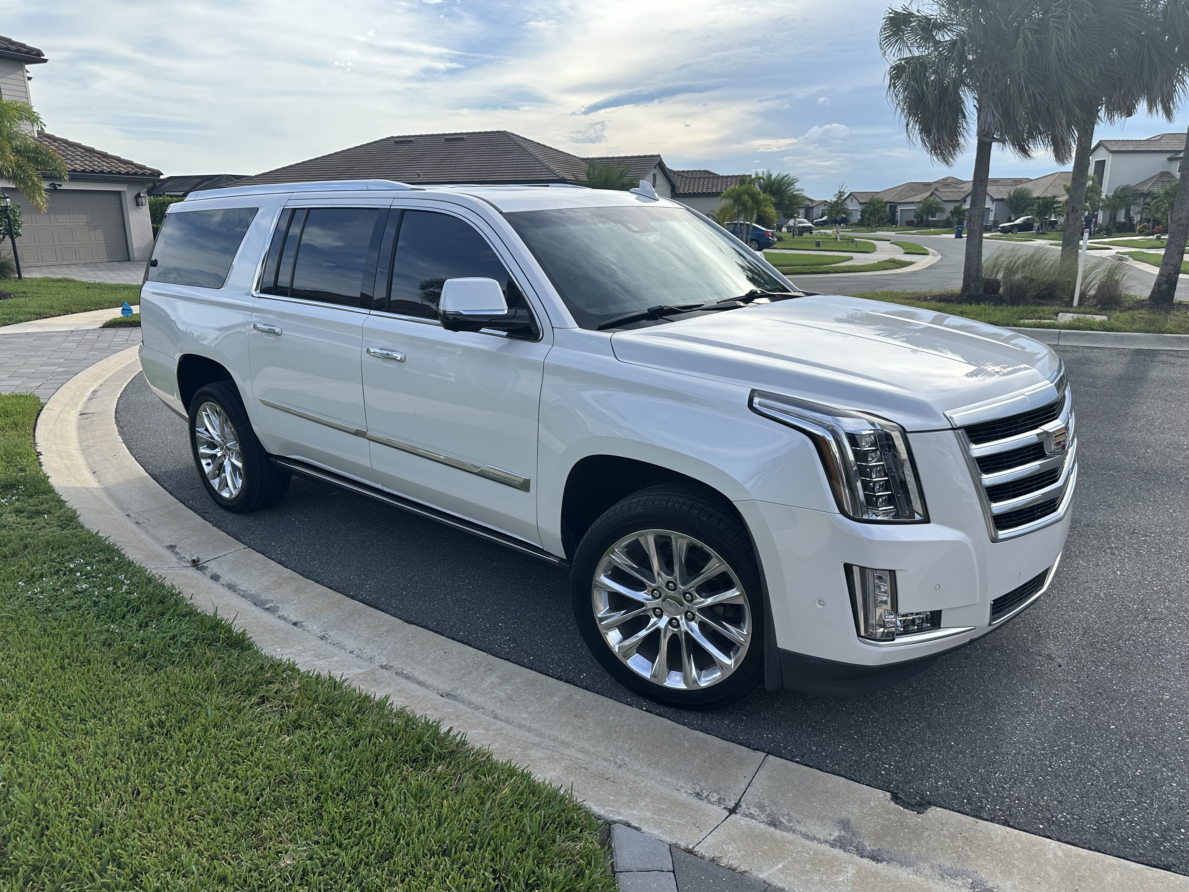 Used 2019 Cadillac Escalade ESV Premium Luxury RWD image 4