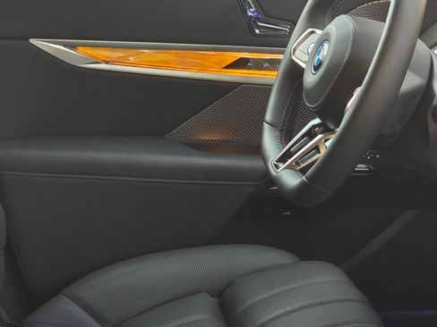 Used 2024 BMW i7 M70 w/ Premium Package image 16