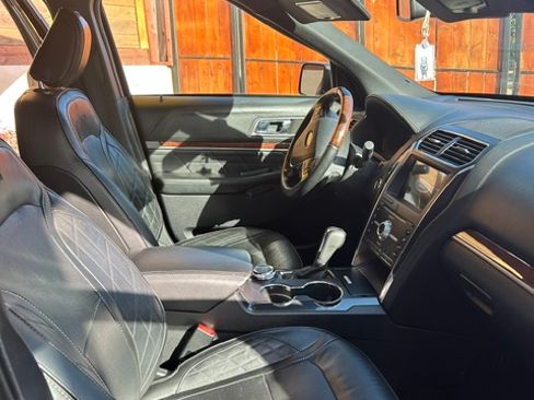 Used 2019 Ford Explorer Platinum AWD/4WD image 4