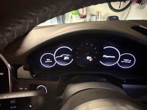 Used 2022 Porsche Cayenne Platinum Edition image 5