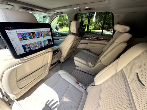 Used 2024 Cadillac Escalade Premium Luxury Platinum AWD/4WD image 17