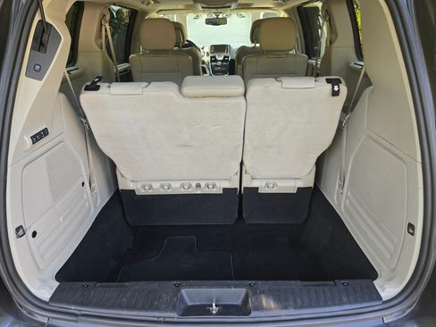 Used 2015 Chrysler Town & Country Limited Platinum image 22