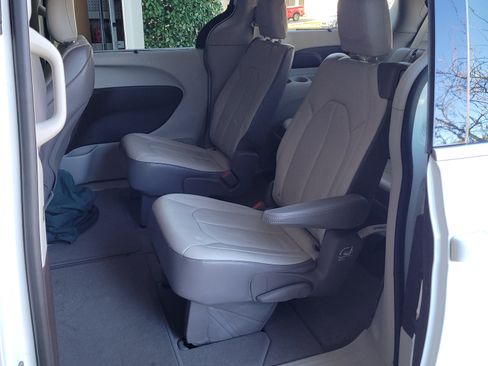 Used 2017 Chrysler Pacifica Touring-L image 5