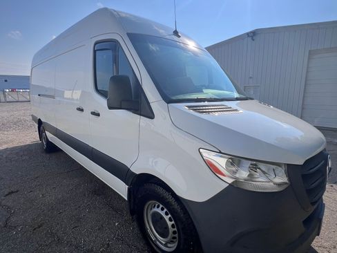 Used 2021 Mercedes-Benz Sprinter 2500 image 4