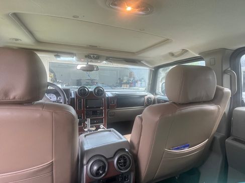 Used 2003 HUMMER H2 w/ Preferred Equipment Group image 9