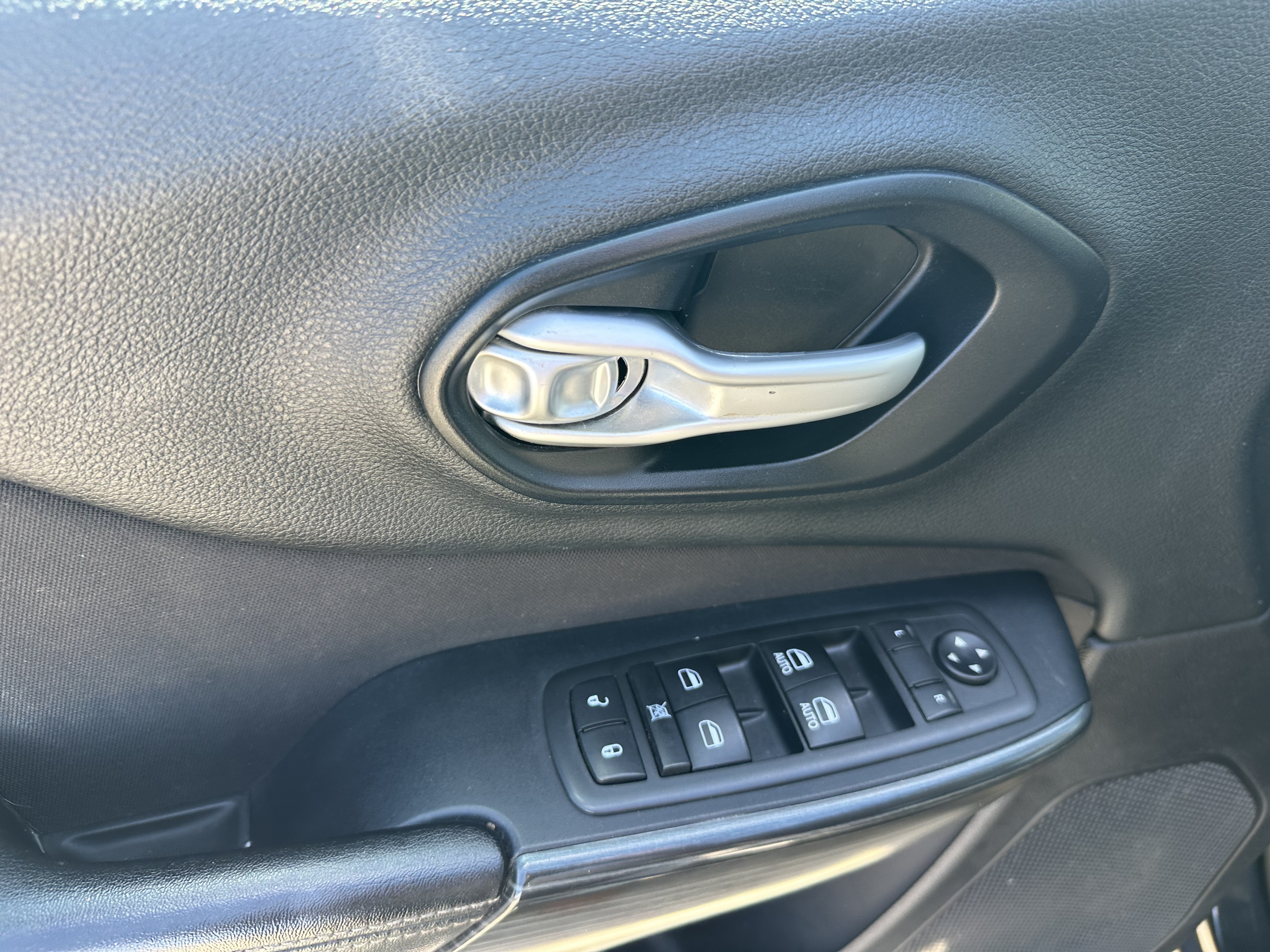 Used 2016 Jeep Cherokee Latitude FWD image 17