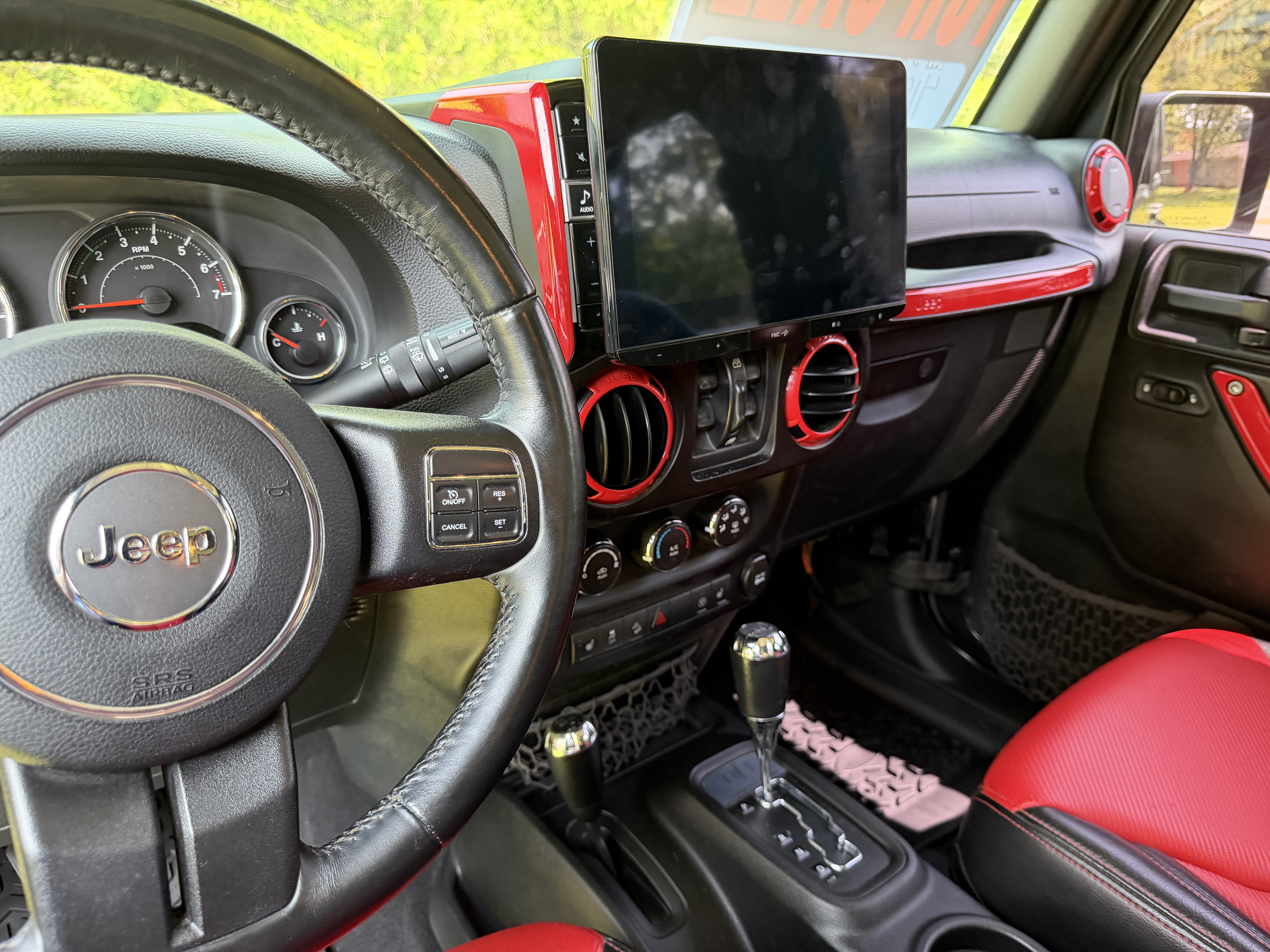 Used 2016 Jeep Wrangler Unlimited Sahara w/ Connectivity Group AWD/4WD image 9