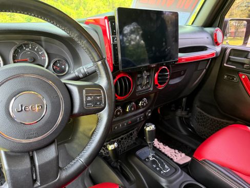Used 2016 Jeep Wrangler Unlimited Sahara w/ Connectivity Group AWD/4WD image 9