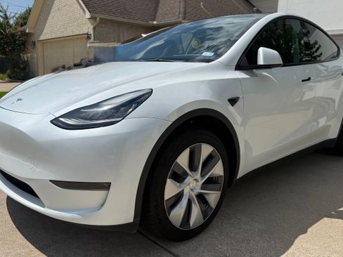 Used 2023 Tesla Model Y Long Range AWD/4WD image 2