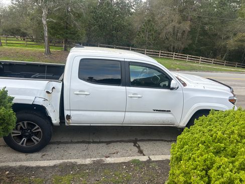 Used 2018 Toyota Tacoma TRD Sport image 4