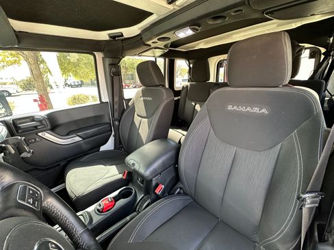 Used 2017 Jeep Wrangler Unlimited Sahara w/ Connectivity Group AWD/4WD image 12