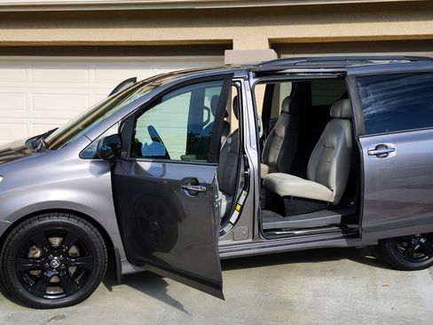 Used 2020 Toyota Sienna XLE Premium image 12