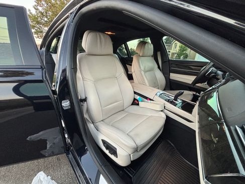 Used 2013 BMW 750i RWD image 17