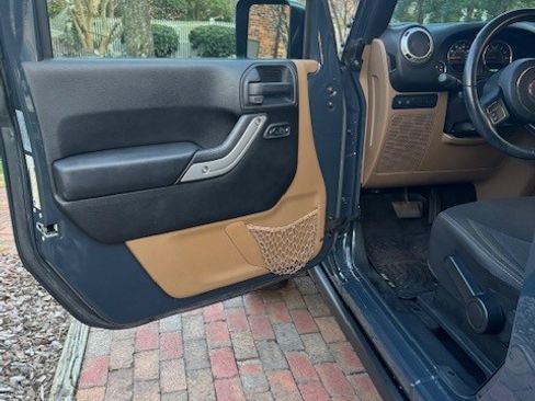 Used 2017 Jeep Wrangler Rubicon w/ Power Convenience Group image 12