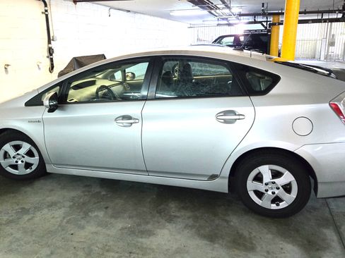 Used 2010 Toyota Prius Five image 2
