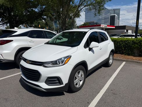 Used 2021 Chevrolet Trax LT w/ LT Convenience Package FWD image 1