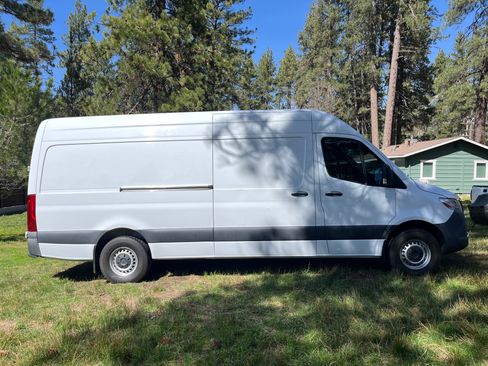 Used 2022 Mercedes-Benz Sprinter 2500 image 9