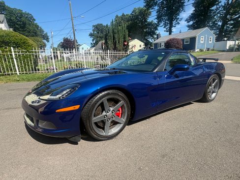 Used 2007 Chevrolet Corvette Coupe w/ Performance Package RWD image 24