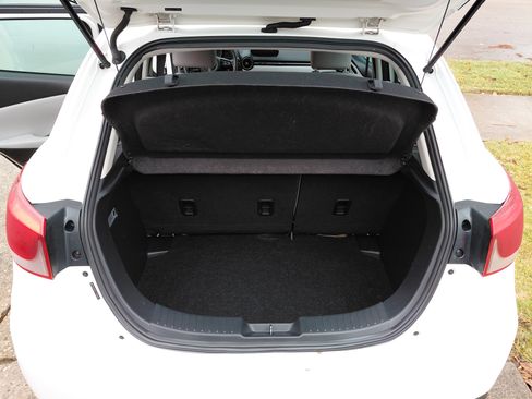 Used 2020 Toyota Yaris LE image 10