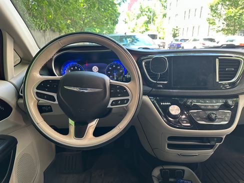 Used 2018 Chrysler Pacifica Limited w/ Advanced Safetytec Group FWD image 4