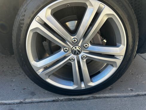 Used 2016 Volkswagen Touareg Sport image 32