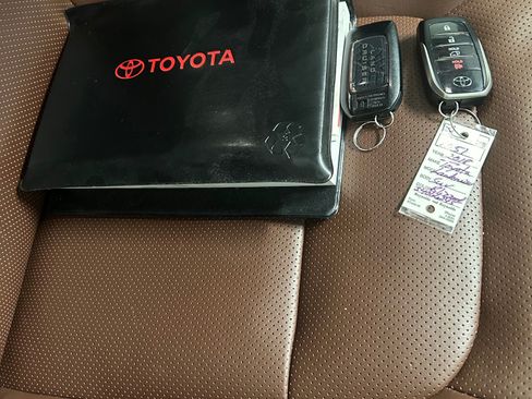 Used 2018 Toyota Land Cruiser image 18