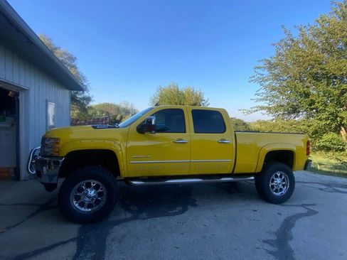Used 2014 Chevrolet Silverado 2500 LT w/ Interior Plus Package AWD/4WD image 2