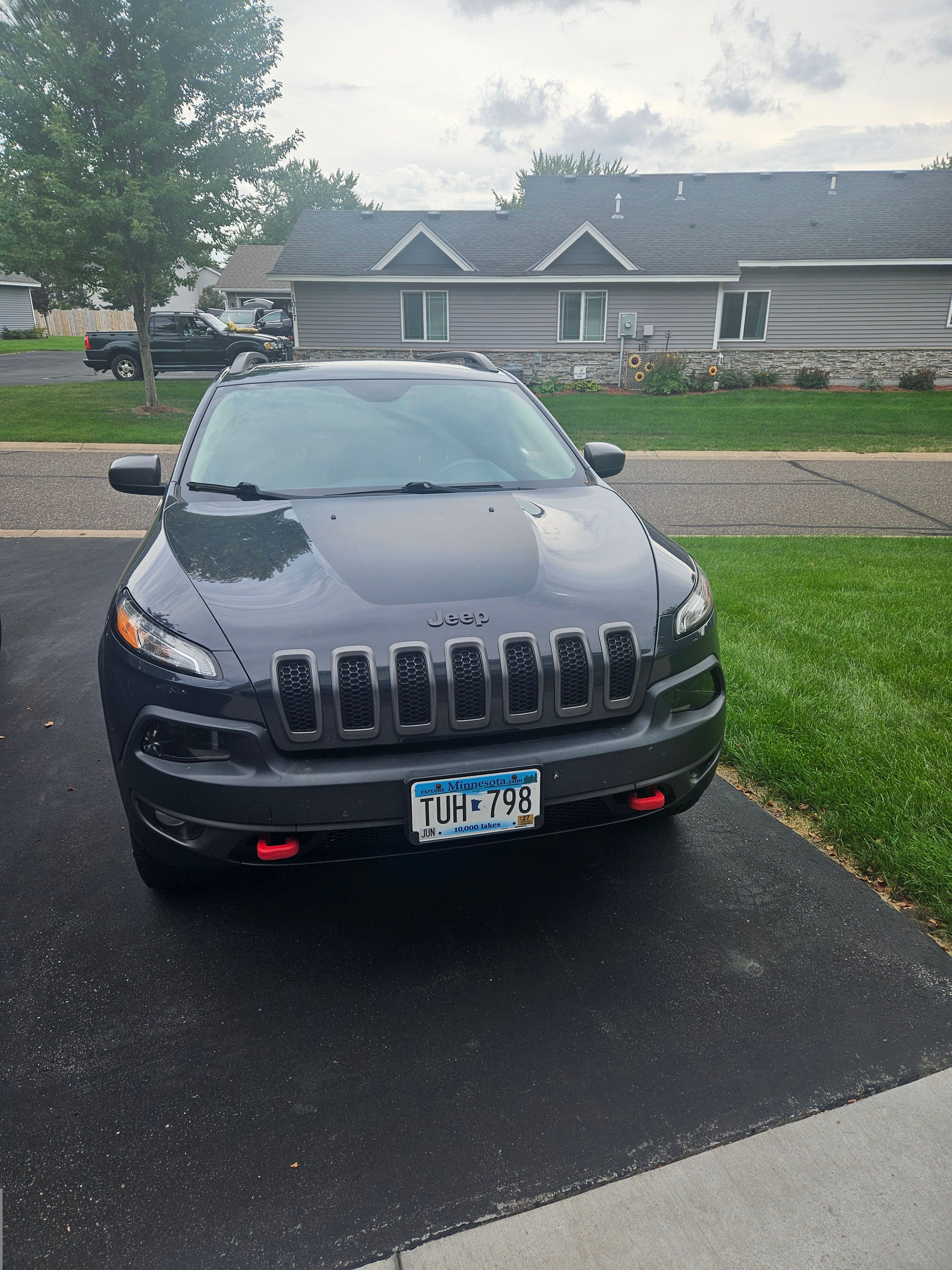 Used 2017 Jeep Cherokee Trailhawk w/ Cold Weather Group AWD/4WD image 1