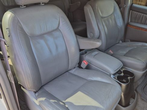 Used 2006 Toyota Sienna XLE w/ XLE Pkg 7 FWD image 12