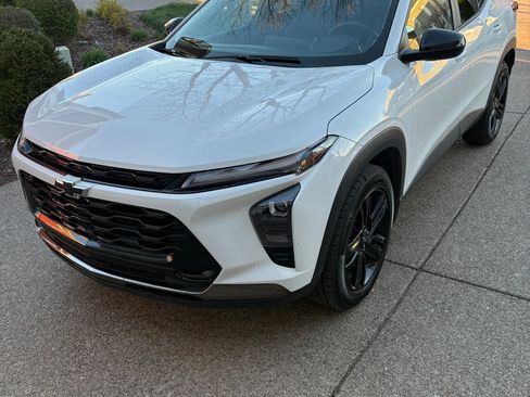 Used 2024 Chevrolet Trax ACTIV w/ Sunroof Package image 2