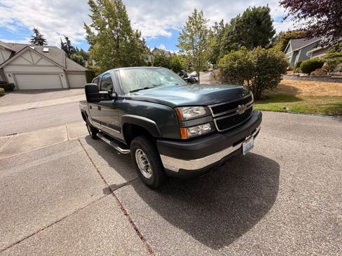 Used 2007 Chevrolet Silverado 2500 LT w/ Heavy-Duty Power Package AWD/4WD image 2