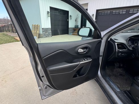 Used 2019 Jeep Cherokee Limited image 11